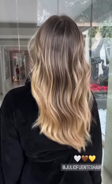 Belinda presume nuevo color de pelo y uñas con efecto perla