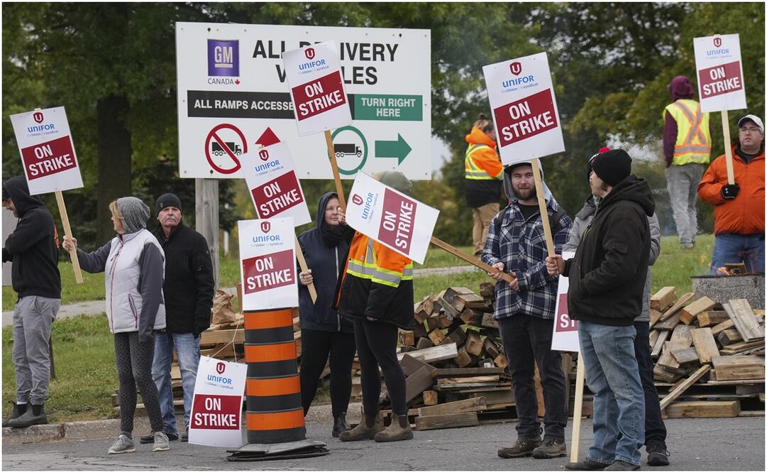 El UAW indicó que no ampliará este viernes la huelga, que mantienen en 34 mil trabajadores de los tres fabricantes, pero que en cualquier momento puede decidir paralizar más fábricas. Foto: AP