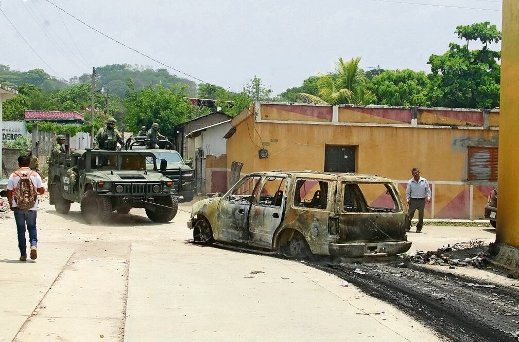 Al regresar a El Lajerío, los pobladores se encontraron con vehículos incendiados a la entrada del pueblo, que fueron retirados por elementos del Ejército, Foto: Fredy Martín Pérez / EL UNIVERSAL