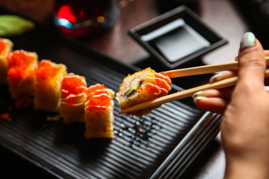 Los rolls empanizados y los ingredientes locales definen la experiencia del sushi culichi. Foto: Freepik