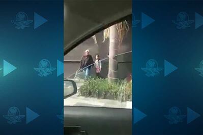  Funcionarios decomisan gelatinas a niña que vendía en la calle en Puebla