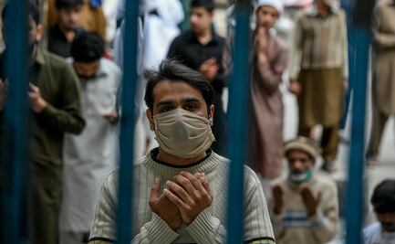 Pakistán busca a miles de fieles que acudieron a evento por ser "foco" de Covid-19