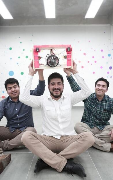 Estudiantes crean robot que ahorra agua
