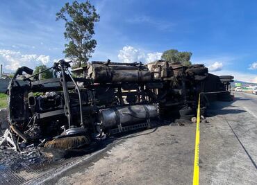 Vuelca tráiler sobre la autopista México-Puebla; conductor muere calcinado