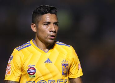 Tigres renueva a Javier Aquino