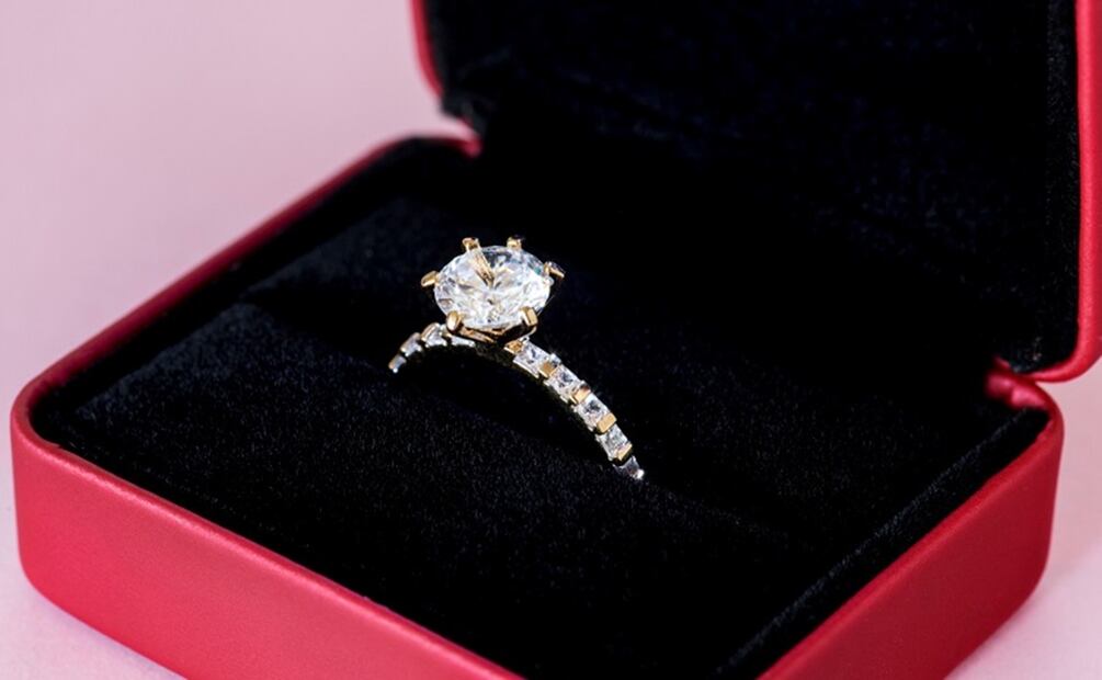 Además de la limpieza, es importante que lo guardes en un lugar donde no tenga contacto con otras joyas u objetos. Foto: Freepik