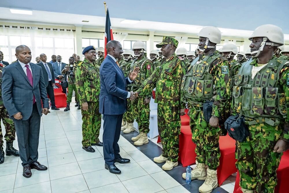 El presidente de Kenia, William Ruto, se reunió este lunes en el Colegio Nacional de la Policía, en Nairobi, con los oficiales destinados a Haití para ayudar en la lucha contra las pandillas que tienen asolada a la nación caribeña. Foto: EFE