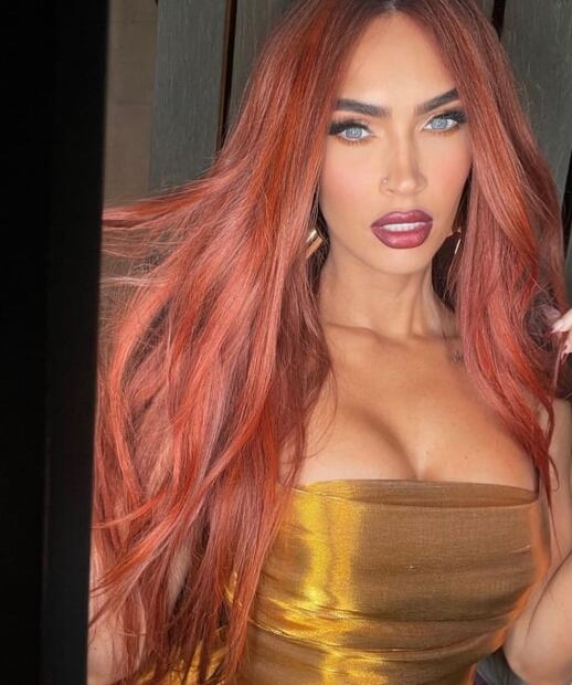 Megan Fox cambia de look y aparece con una melena rojo fuego
