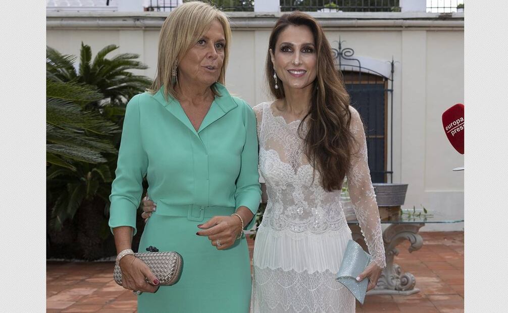 Paloma Cuevas y Rosa Clará durante la entrega de las Medallas de Oro Mayte Spínola 2022. El look nupcial de Paloma levantó suspiros. Foto: Europa Press.