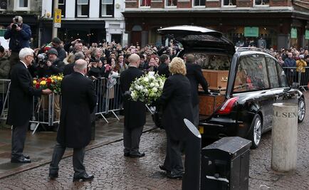 Cientos despiden entre aplausos los restos de Stephen Hawking