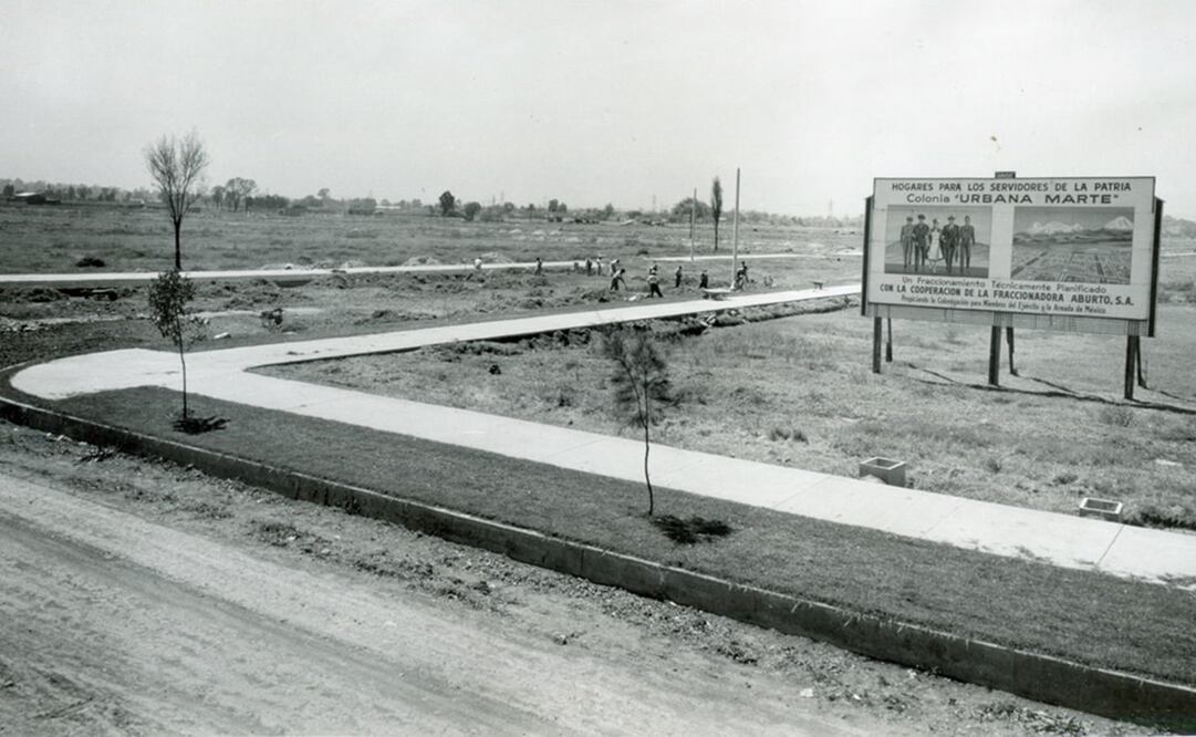 Entrada al Fraccionamiento Social, desde la Calzada de Iztapalapa, por Avenida del Heroico Colegio Militar, que rápidamente está siendo pavimentado. En el letrero se lee “Hogares para los servidores de la Patria, colonia Urbana Marte”; fotografía de octubre de 1956. Foto: Colección Carlos Villasana