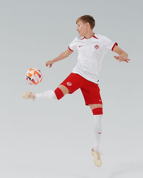 Quinn con el uniforme del balompié canadiense - Foto: @thequinny5 en Instagram