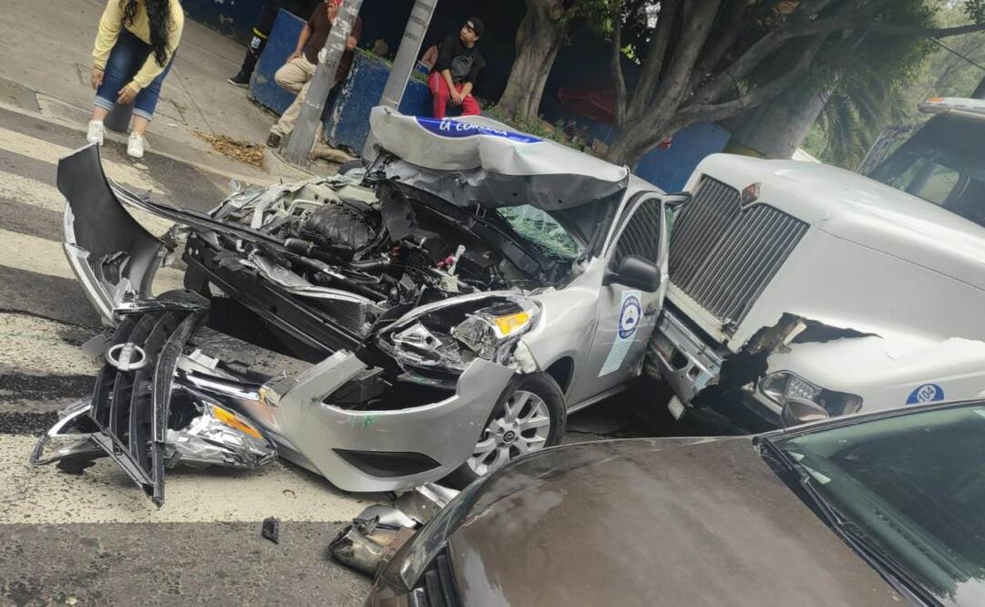Pipa de agua provoca choque múltiple; deja daños a cuatro vehículos particulares y a un camión de transporte público
Foto: Especial.