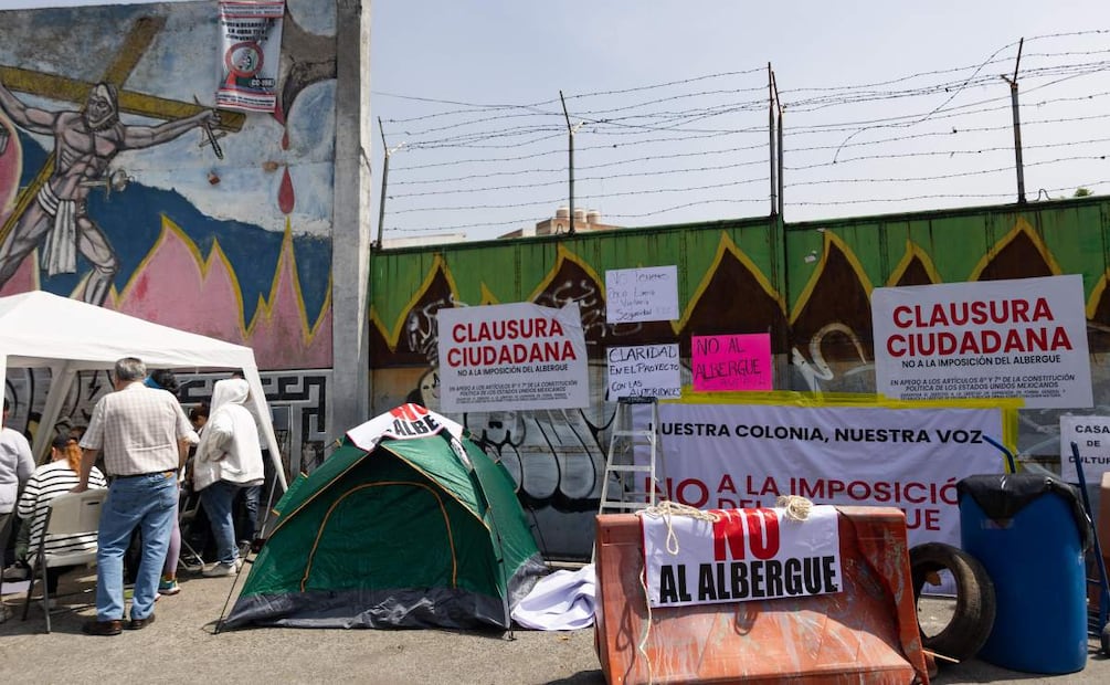 Vecinos de Azcapotzalco montan guardia afuera de donde se planea construir un albergue para migrantes (21/03/2025). Foto: Hugo Salvador / EL UNIVERSAL