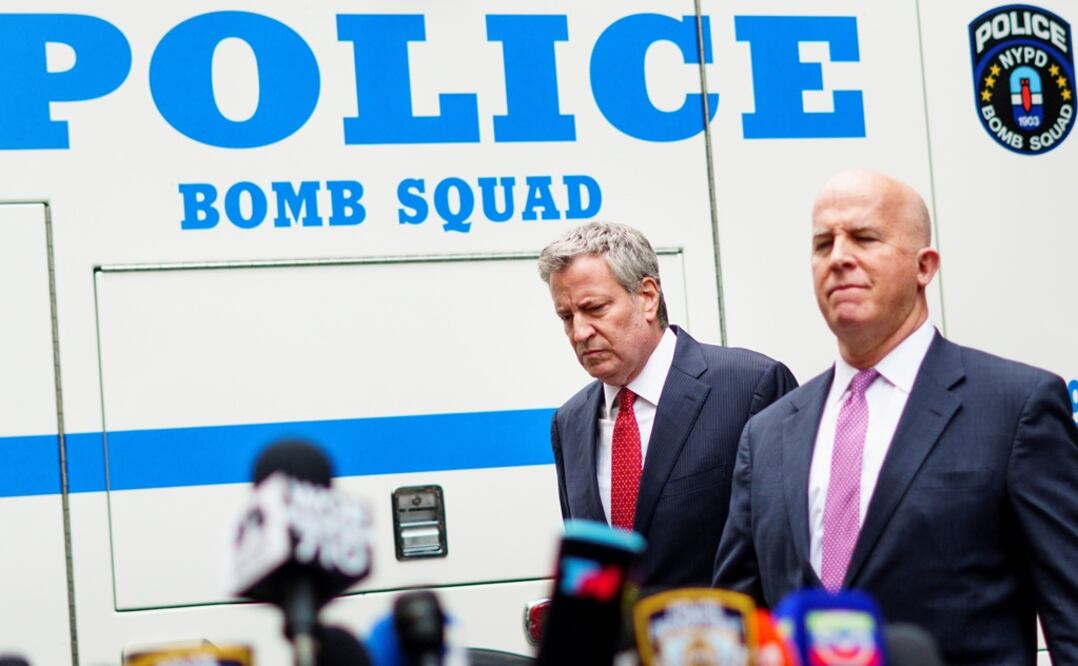 Bill de Blasio, alcalde de Nueva York, (izquierda), tras el hallazgo de un artefacto explosivo en la sede de CNN. (Foto: EFE)