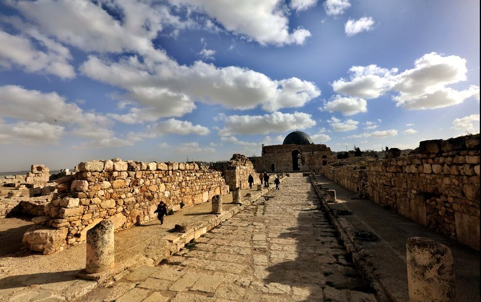 Turistas visitan el sitio arqueológico de la Ciudadela, en Amán, capital de Jordania. Foto: Xinhua