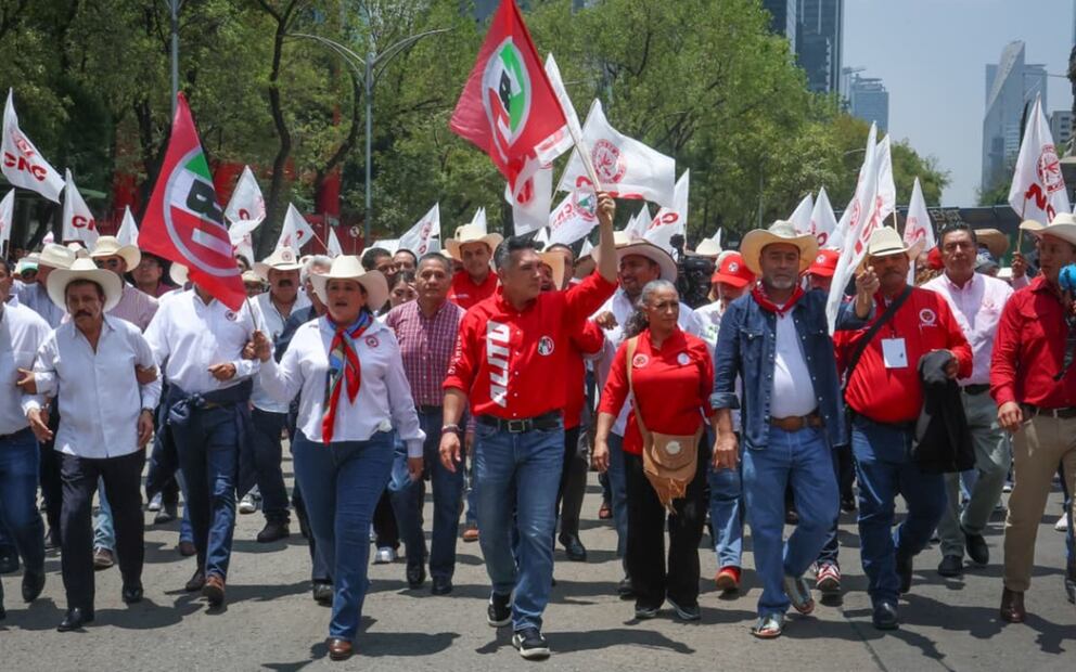 Marcha Alito Moreno y simpatizantes de la Confederación Nacional Campesina sobre paseo de la Reforma rumbo al Senado. Foto: Diego Simón / EL UNIVERSAL.