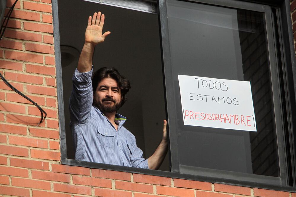 Daniel Ceballos, saludando desde una ventana de la residencia donde cumplía casa por cárcel, en Caracas (Foto: EFE/Archivo)
