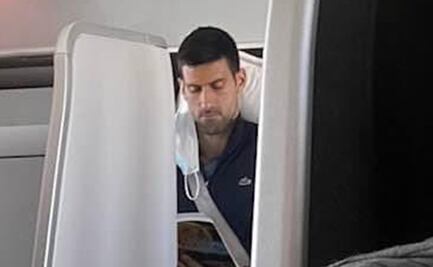 Tunden a Novak Djokovic por no usar cubrebocas en un avión