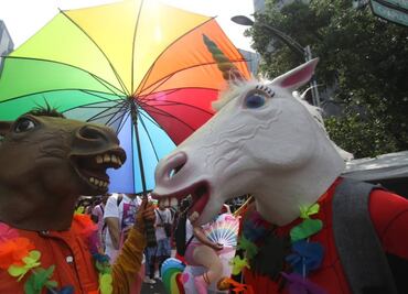 "Aquí se regalan besos": Miles de personas participan en marcha LGBT en la CDMX
