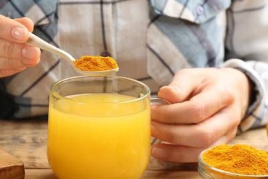 Descifrando el té de cúrcuma con limón. Fuente: Freepik.