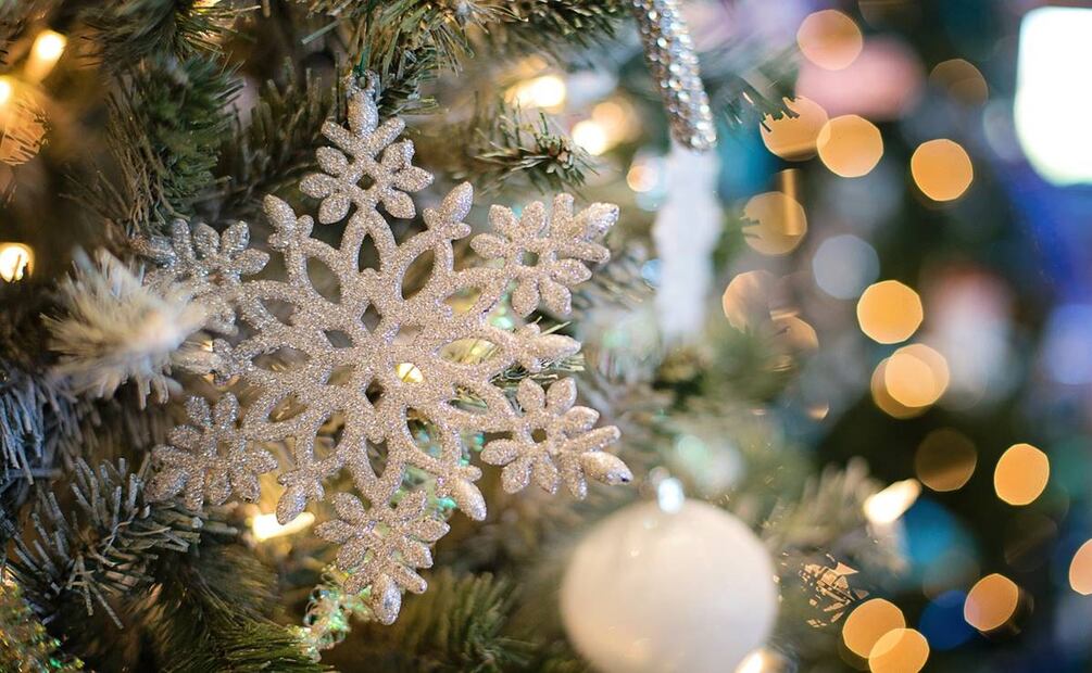 Conoce dónde puedes conseguir tu árbol de Navidad y adornos navideños. Imagen: Pixabay
