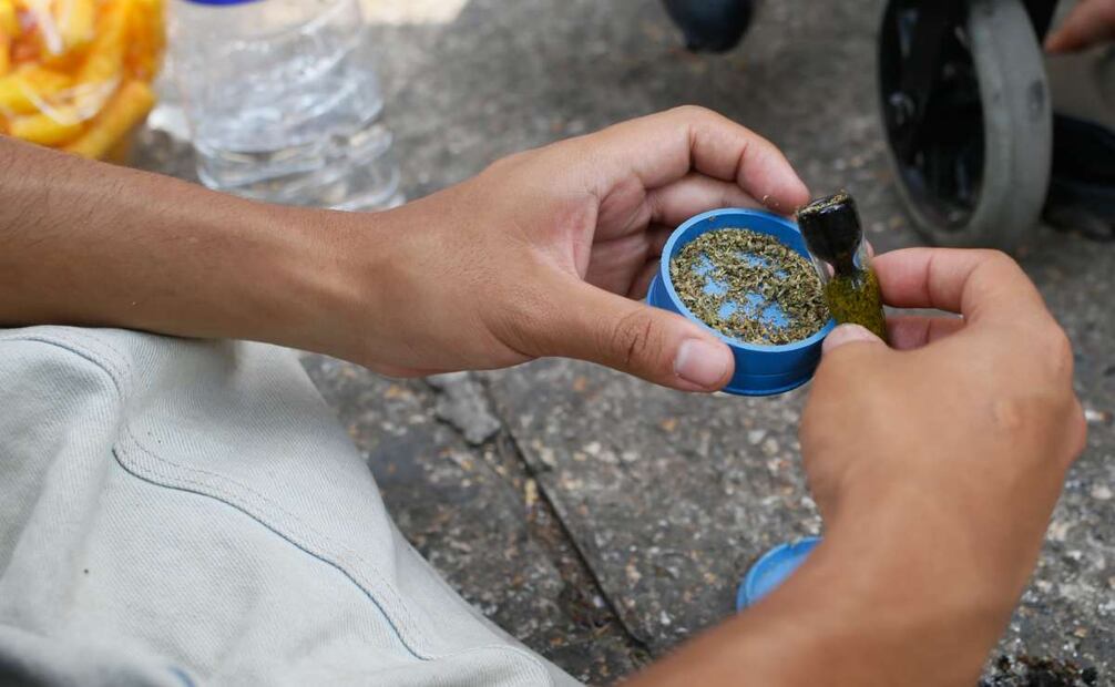 Decenas de jóvenes se concentran en el Ángel de la Independencia por el Día Mundial de la Marihuana. Foto: Darío Luna/EL UNIVERSAL