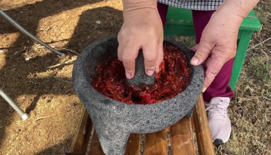 Prepara el almuerzo rendidor de chicharrón con huevo de Doña Ángela