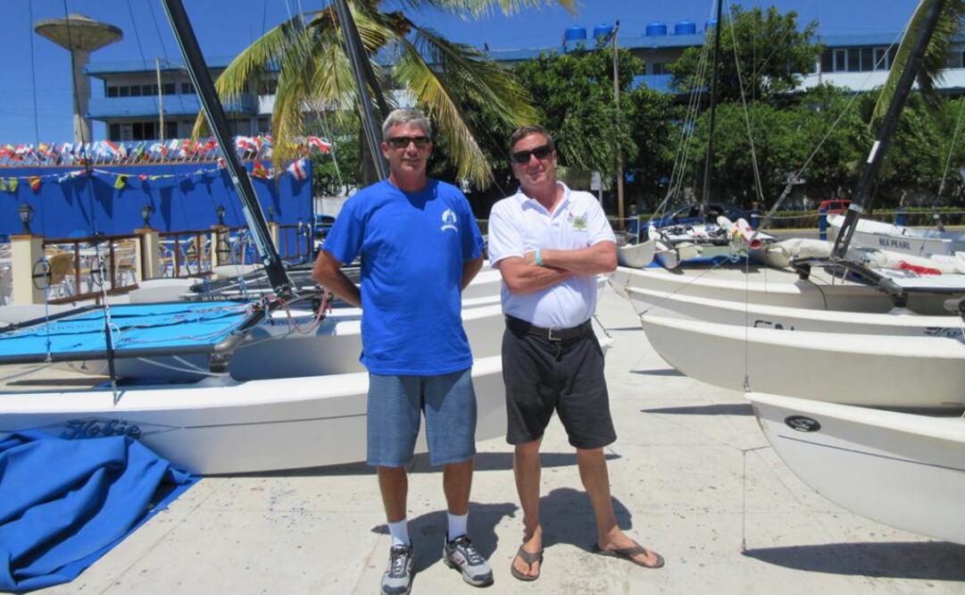 A bordo de la embarcación "Therapy 2", John y Patrick Hemingway se lanzaron a la pesca. El certamen concluirá el 30 de mayo. FOTO: AP