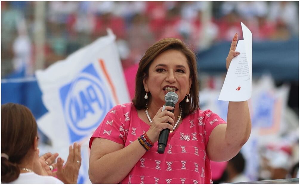 Xóchitl se hace una cortada en el dedo y firma ante notario un "pacto de sangre" donde se compromete a no eliminar programas sociales. Foto: Berenice Fregoso/ EL UNIVERSAL