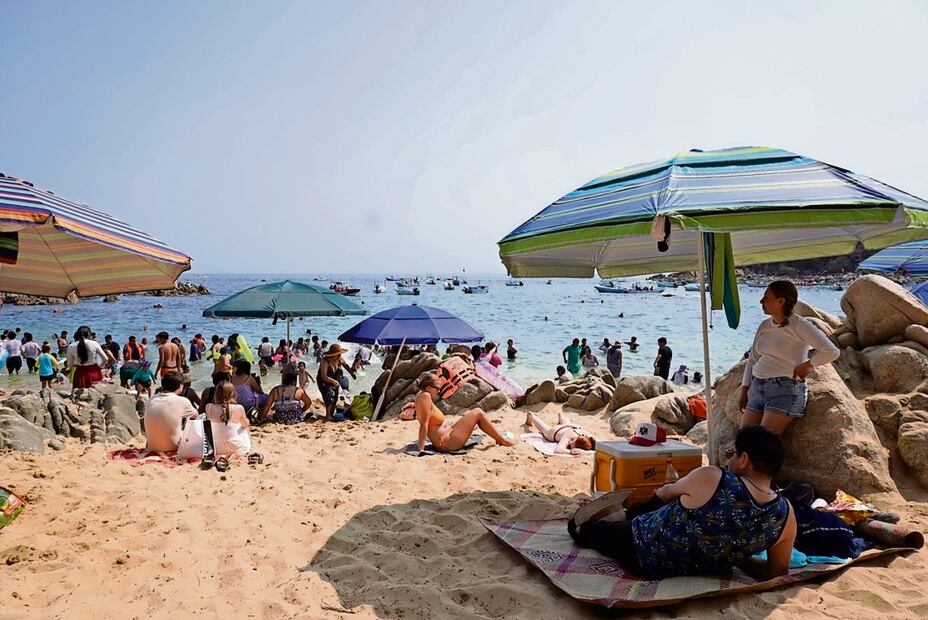 Fredy García, un comunicador que lleva 10 años viviendo en Puerto Escondido, hace enlaces en vivo para la radio
local donde repite: “Esto nunca había pasado, esto está rebasado”. Foto: Especial