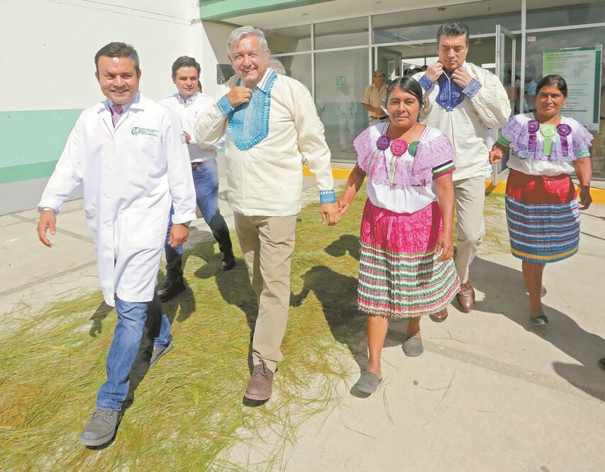 Durante su recorrido por hospitales y clínicas en comunidades rurales de Chiapas, el presidente Andrés Manuel López Obrador explicó que su gobierno tiene cuatro ejes de acción para fortalecer el sistema de Salud nacional. Foto/PRESIDENCIA