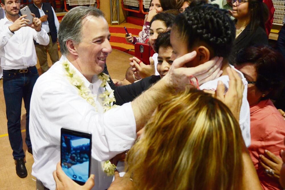 El precandidato de la coalición que integran PRI, PVEM y Panal, José Antonio Meade, visitó el sur de Veracruz, región con altos niveles de inseguridad, con delitos que van desde el secuestro hasta enfrentamientos entre narcotraficantes. (PATRICIA MORALES)