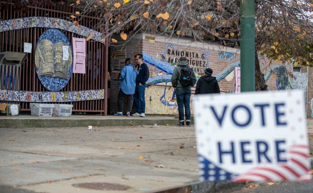 La gente hace cola frente a una mesa electoral en Filadelfia, Pensilvania, EU, 05 de noviembre de 2024. Los votantes de todo el país participan en las elecciones presidenciales estadounidenses de 2024, decidiendo en una carrera muy disputada entre el candidato republicano Trump y el candidato demócrata, el vicepresidente estadounidense Harris. Los habitantes de Filadelfia también votarán en contiendas clave para el Senado y el Congreso el día de las elecciones. Foto: EFE