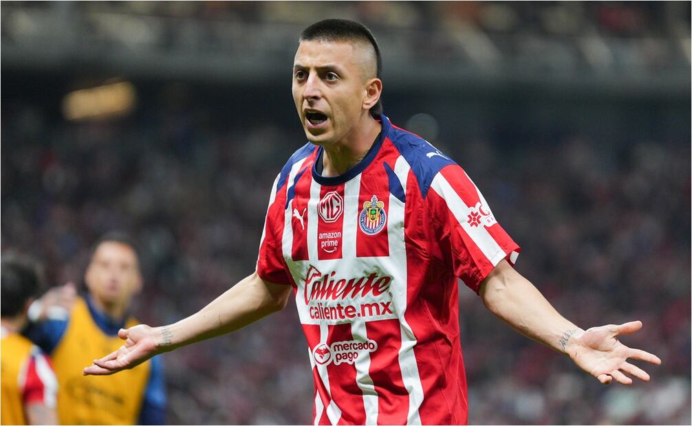 Roberto Alvarado, jugador de las Chivas, reclama una jugada contra el árbitro. FOTO: IMAGO7