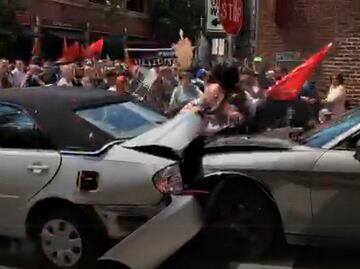 Video. Auto embiste a multitud en marcha supremacista en Charlottesville