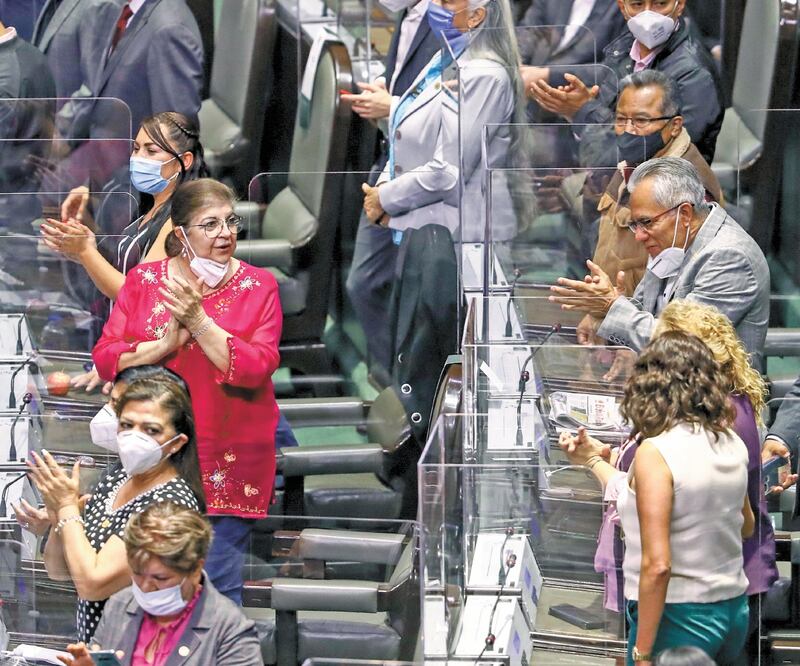 Diputados de Morena celebraron el resultado. DIEGO SIMÓN SÁNCHEZ. EL UNIVERSAL