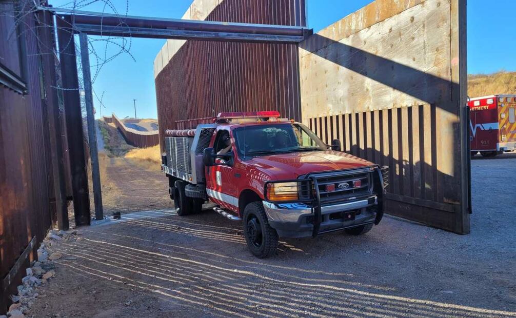Patrulla Fronteriza rescata a mujer tras ser arrojada desde muro fronterizo (24/02/2025). Foto: CBP
