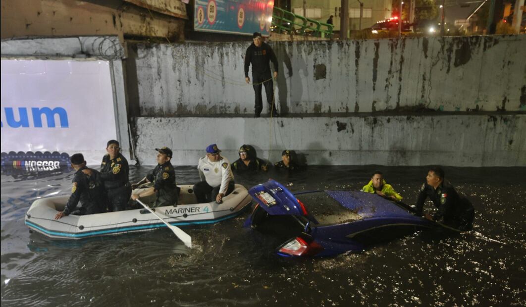 Policías de la CDMX laboran en el rescate de más de 20 vehículos que quedaron atrapados en el bajo puente de Viaducto Río de la Piedad al cruce con Francisco del Paso y Troncoso, tras las fuertes lluvias que se registraron, el 2 de junio de 2025. Foto: Valente Rosas/EL UNIVERSAL