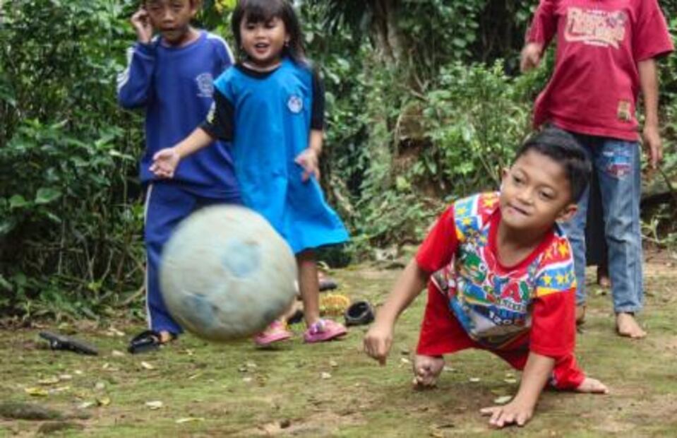 Abdul, el niño indonesio que recorre 6 km gateando para llegar a la escuela