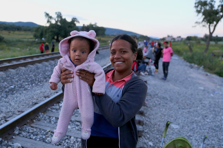 Migrantes buscan subir al tren para continuar su camino hacía Estados Unidos 
FOTO Diego Prado