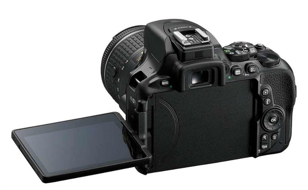 Otra característica destacable, es su enfoque automático de 39 puntos para capturar objetos en movimiento