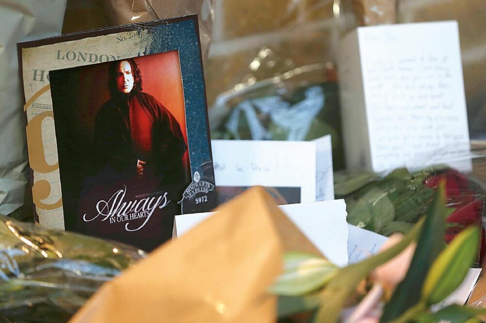 Los seguidores de la saga montaron una ofrenda con ramos de flores, mensajes y fotografías (FOTOS: NEIL HALL. REUTERS)