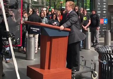 Parodia de vocero de Trump recorre calles de NY