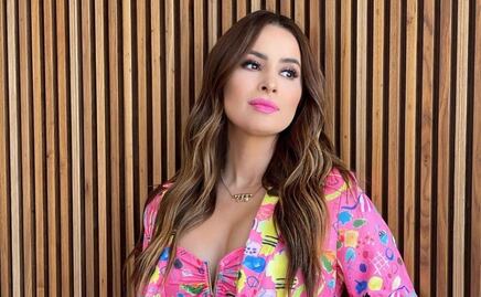 Cynthia Rodríguez y su look Barbiecore de invierno con mini short