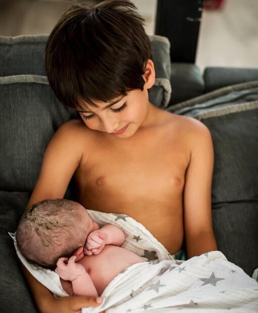 Marcelo, primer hijo de Michelle Renaud, toma en brazos a su hermano Milo.
Foto: Instagram