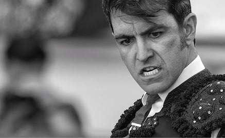 ¡Imágenes fuertes! El torero Arturo Macías sufre cornada que le perforó el pulmón