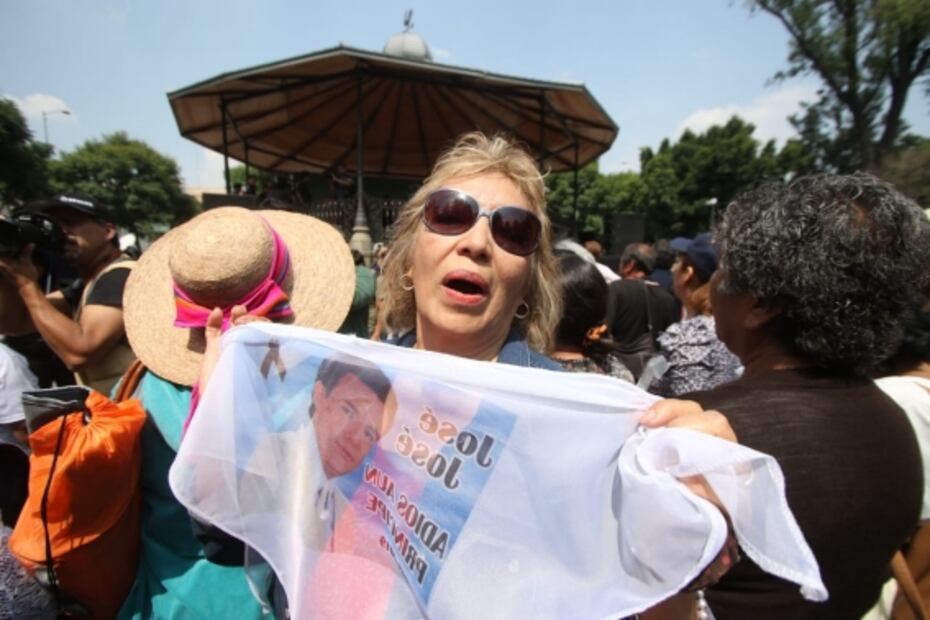 Con karaoke honran a José José en la Alameda