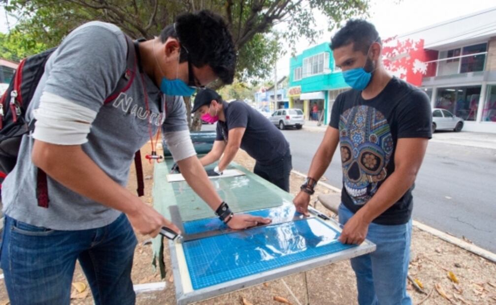 Ciudadanos fabrican y donan caretas contra Covid-19 en Michoacán