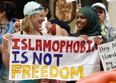 Amnistía Internacional defiende "burkini"; denuncia prohibición